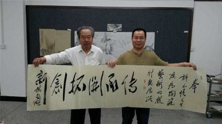 中國工藝美術(shù)學(xué)會會長楊自鵬會長親臨我司參觀